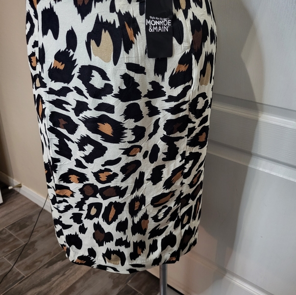 Monroe & Main Leopard Pencil Skirt - Picture 4 of 10